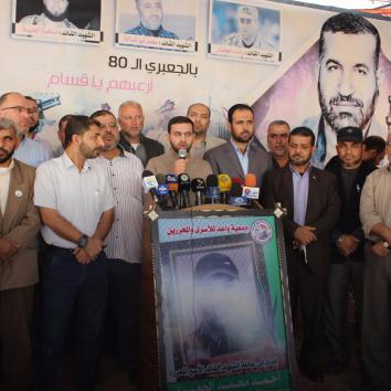 محرري صفقة وفاء الأحرار أثناء زيارة منزل الشهيد القائد أحمد الجعبري