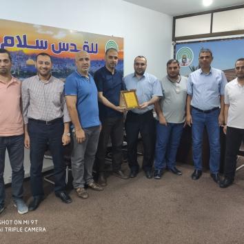 وفد من إعلام الأسرى يزور إذاعة صوت الأقصى تهنئتاً للأستاذ عماد زقوت لتوليه منصب مدير الإذاعة