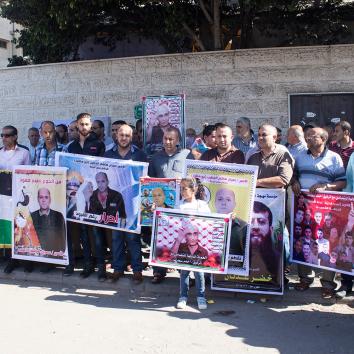 صور الوقفة التضامنية مع الأسيرات في سجن هشارون حول وضع كاميرات مراقبة في ساحة السجن
